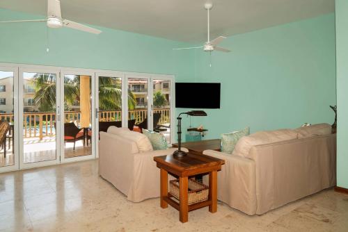 Residences at Barrier Reef 7B Oceanview 2 BR by Stay Floreo, San Pedro