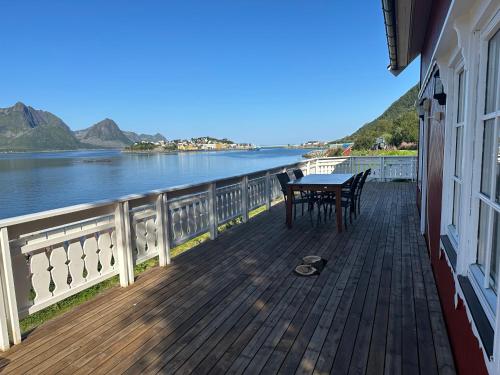 Cozy house by the sea in Fjordgard