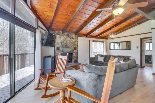 McGaheysville Vacation Rental Yard and Fire Pit! in McGaheysville, USA