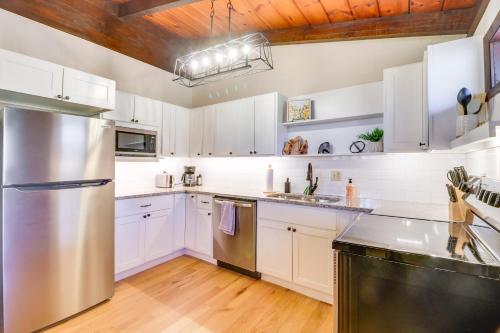 McGaheysville Vacation Rental Yard and Fire Pit! in McGaheysville, USA