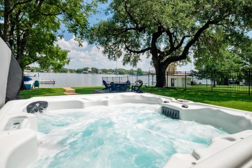 Pezsgőfürdő, Family Lakefront Retreat in Granite Shoals (TX)