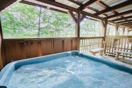 熱水浴缸, Big Kahuna Lodge cabin in 鴿子谷市郊