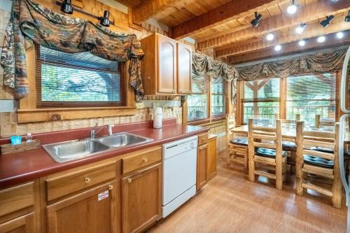廚房, Big Kahuna Lodge cabin in 鴿子谷市郊