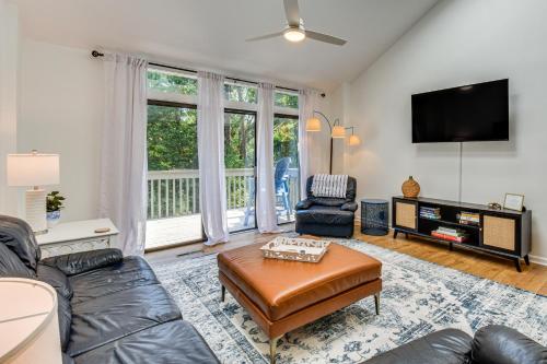 Keowee Key Condo with Lake Access and Community Pools! in Salem, Vereinigte Staaten von Amerika