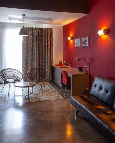 Deluxe Double Room with Balcony - Love Ouch image 6
