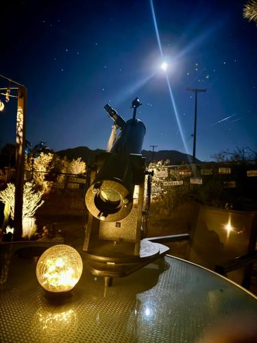 Hot Tub, Pool, Sauna, Telescope-Skywatchers Haven in Joshua Tree, USA