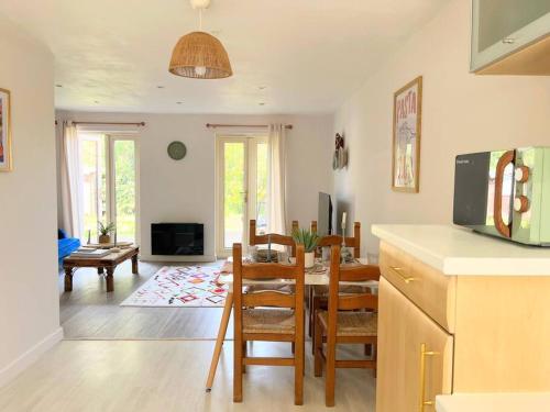 Shared lounge/TV area, Artistic, Bright & Spacious 3 Bedroom Home in Bramley