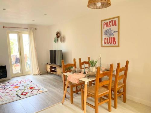 Shared lounge/TV area, Artistic, Bright & Spacious 3 Bedroom Home in Bramley