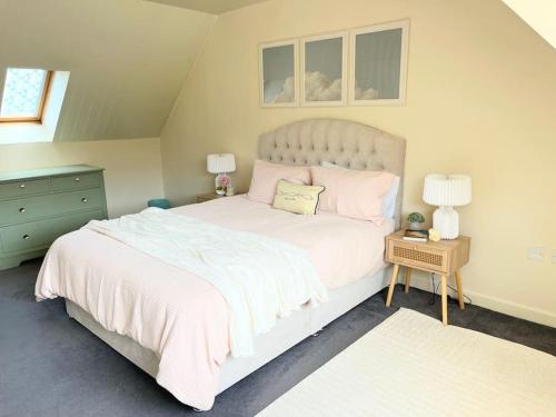 Artistic, Bright & Spacious 3 Bedroom Home in Bramley