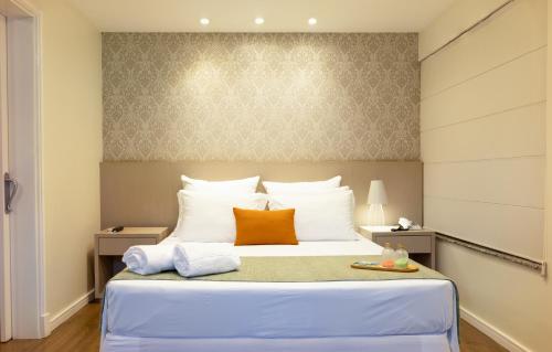 1 queen bed, 1 sofa bed
