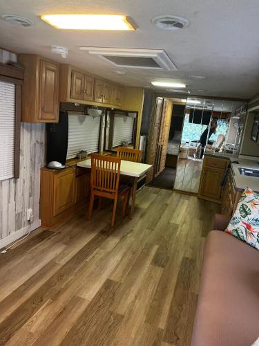 Facilities, Remodeled and Comfortable RV - FREE PARKING near GYROVILLE KENDALL