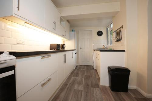 Konyha, Blagdon Park By N And N Stays Ltd, Perfect for Contractors and Workers, Transport links 10 mins to C in Twerton