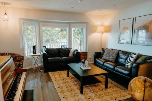 Central Calgary & Nearby Mountain Escape - 4 Beds - image 3