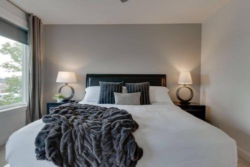Sleek Townhome near Broadway! in Nashville, USA
