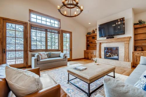 Valley Views, Hot Tub and Parking Included in Vail, USA