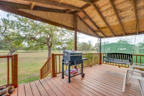 . Trails, Creek & Wildlife: Country Harwood Retreat