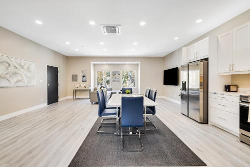 Modern Downtown Hideaway, Unit 202 - Tap to explore photos