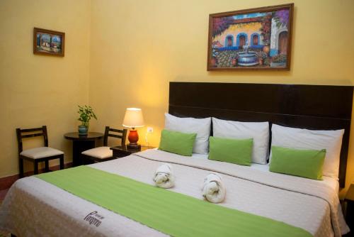 Deluxe King Room image 6