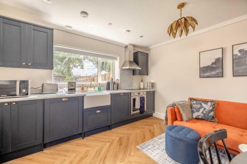 Super Cool Flats in Windsor with Parking and EV - Holyport