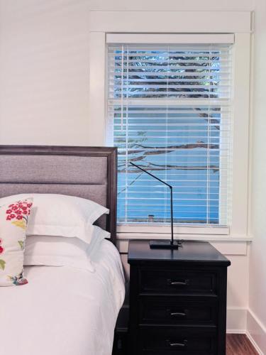 Deluxe Queen Bedroom with Bathroom in Vancouver West in Vancouver, Canada
