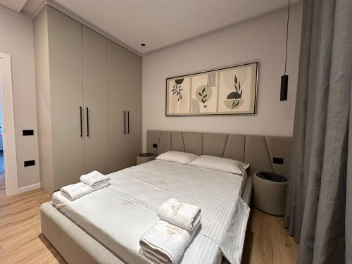 Deluxe One-Bedroom Apartment with City View image 7
