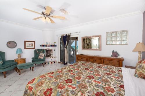 Beachcomber in Las Conchas