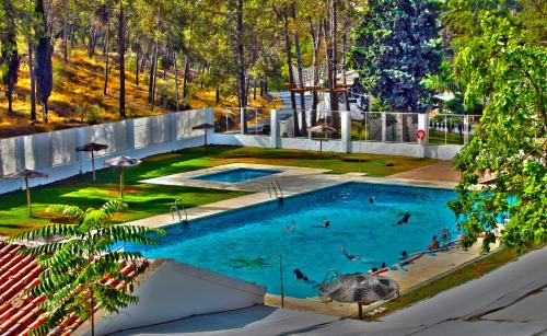 Peldbaseins, CENTRO DE OCIO ALUA Bungalows Camping Rafting Benameji in Benameji
