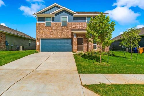 Entire house near airport & COTA in Del Valle, USA