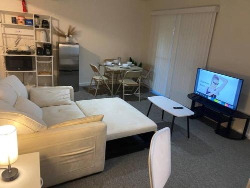2 beds, 1 sofa-bed, Free parking, Private, near DC in Silver Spring, USA