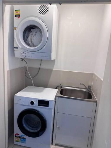 River and Parkside Apt on Meadowbank