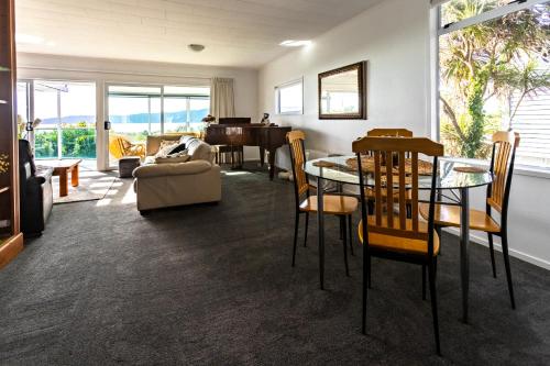 Beachfront Kapiti Sands, up to 25 guests!