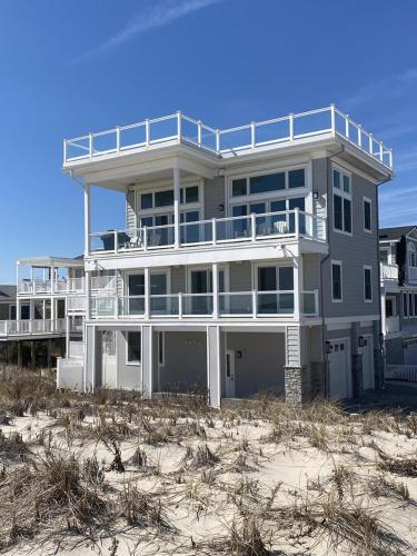 New Oceanfront In Peahala Park , Sleeps 11 , in Brant Beach, USA