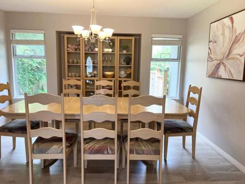 Spacious charming Entire house in a Calming neighborhood in Surrey, Canada