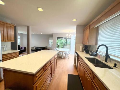 Spacious charming Entire house in a Calming neighborhood