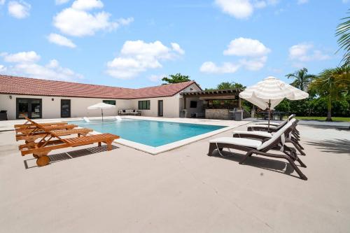 Finca Billiards Pool Football Field BBQ Family in Hammocks, USA