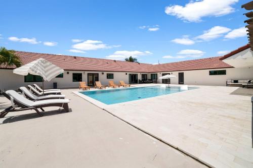 Finca Billiards Pool Football Field BBQ Family in Hammocks, USA
