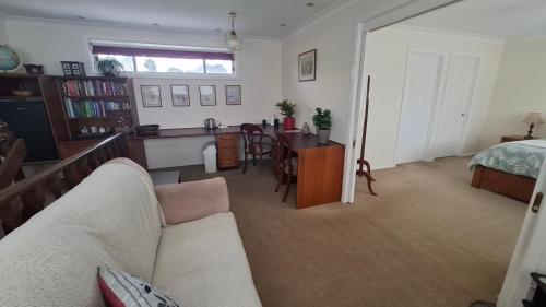 Blackburn Lake Bed and Breakfast in فوريست هيل