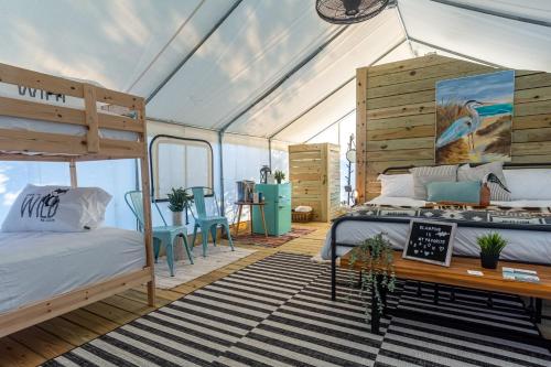 1 king bed, 2 twin beds