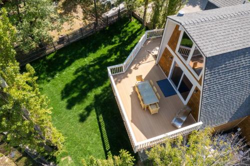 Scouts Lakehouse Retreat by Colby & Conrad in Lake Arrowhead, USA