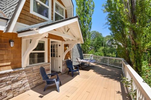 Scouts Lakehouse Retreat by Colby & Conrad in Lake Arrowhead, USA