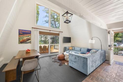 Scouts Lakehouse Retreat by Colby & Conrad in Lake Arrowhead, USA