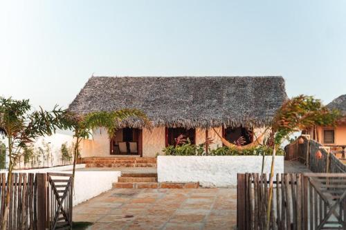 Serena Casa Mar, Luis Correia