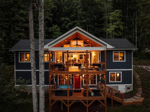 New, Luxury, 5 mi to Asheville, Hot Tub, Mountain View in Swannanoa, Vereinigte Staaten von Amerika