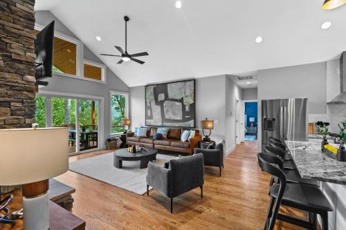 New, Luxury, 5 mi to Asheville, Hot Tub, Mountain View in Swannanoa, USA