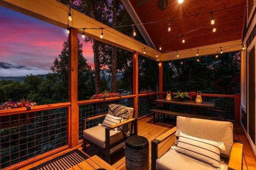 New, Luxury, 5 mi to Asheville, Hot Tub, Mountain View in Swannanoa, USA