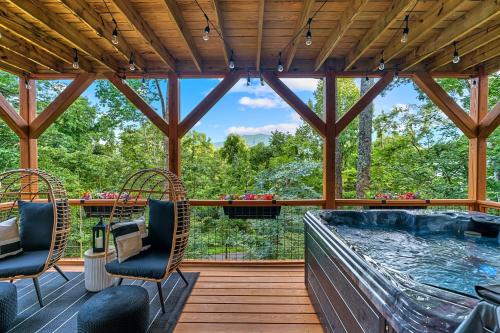 New, Luxury, 5 mi to Asheville, Hot Tub, Mountain View in Swannanoa, USA