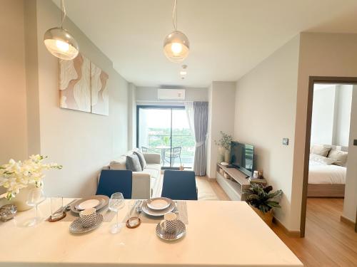 ห้องเตียงคิงไซส์พร้อมระเบียง (King Room with Balcony)