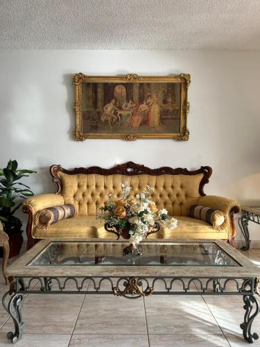 Beautiful apartment with very elegant colonial decoration thumb 2
