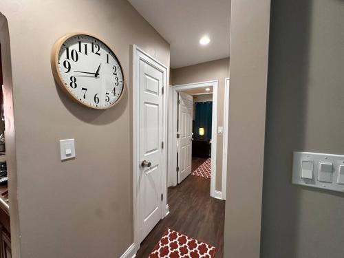 Bright 2BR Apt 8 min to JFK and 5 min to Mall in Valley Stream, USA
