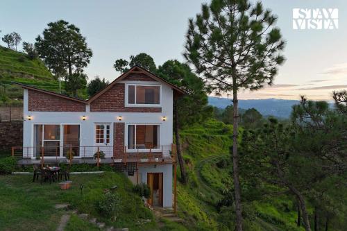 StayVista at Offgrid Ginai - Pet Friendly, Bonfire & Mountain View